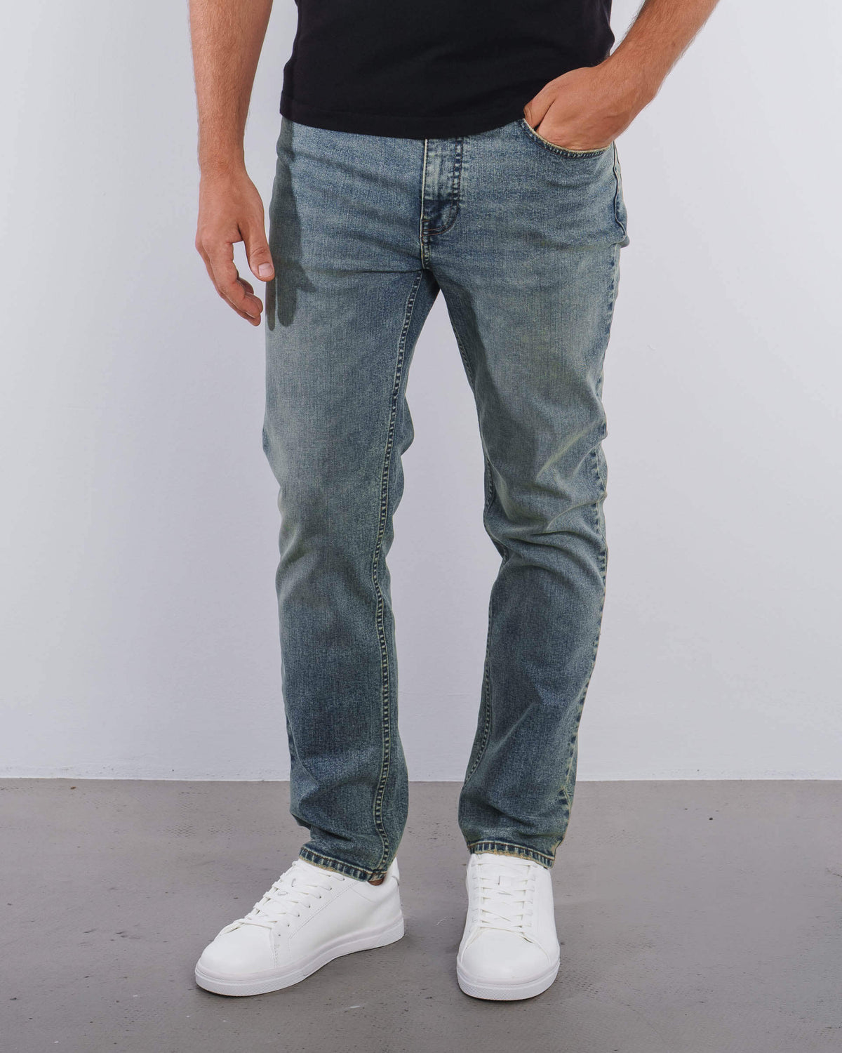 ESSENTIAL REGULAR FIT JEANS