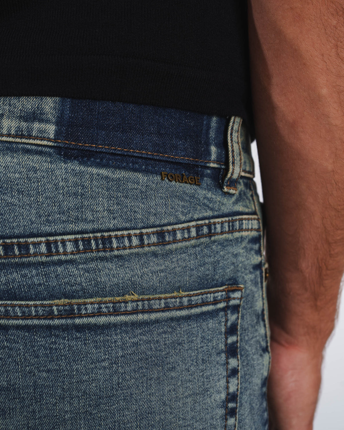 ESSENTIAL REGULAR FIT JEANS
