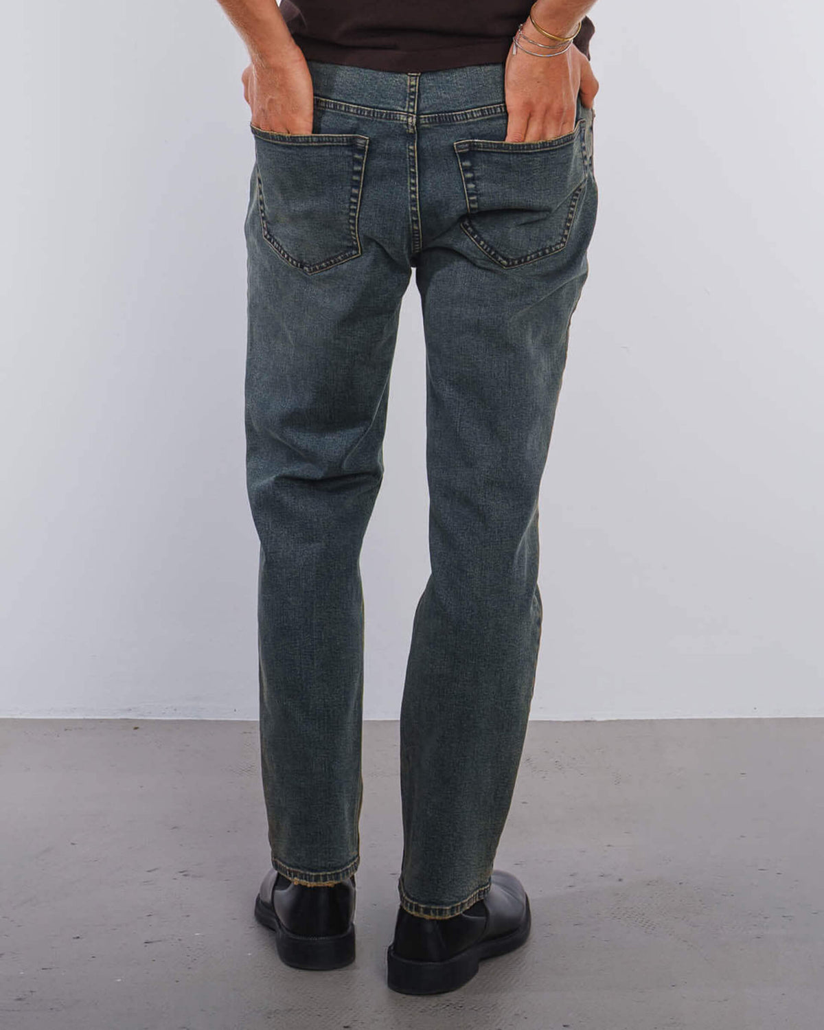 ESSENTIAL REGULAR FIT JEANS