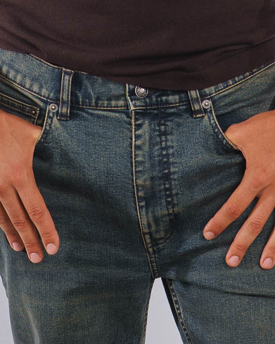 ESSENTIAL REGULAR FIT JEANS
